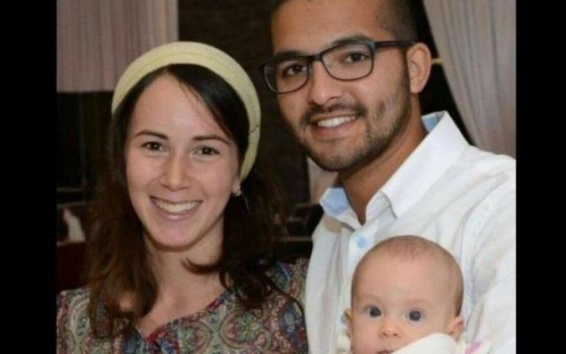 Tuvia Yanai Weissman, sa femme Yael et leur fille de quatre mois. Weissman a été poignardé à mort par des terroristes palestiniens dans un supermarché en Cisjordanie, le 18 février 2016 (Crédit : Facebook)