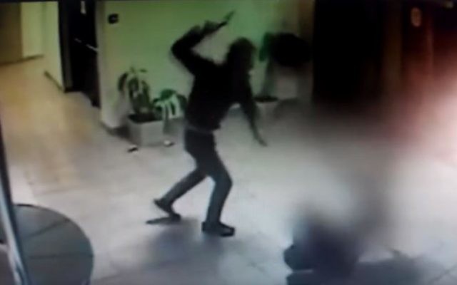Vidéos de caméras de sécurité montrant le Palestinien Saadi Ali Abu Ahmad attaquant le garde de sécurité Tzvika Cohen avec une hache, dans le centre commercial de l'implantation de Maale Adumim, le 25 février 2016. (Crédit : YouTube/Alik Maor)