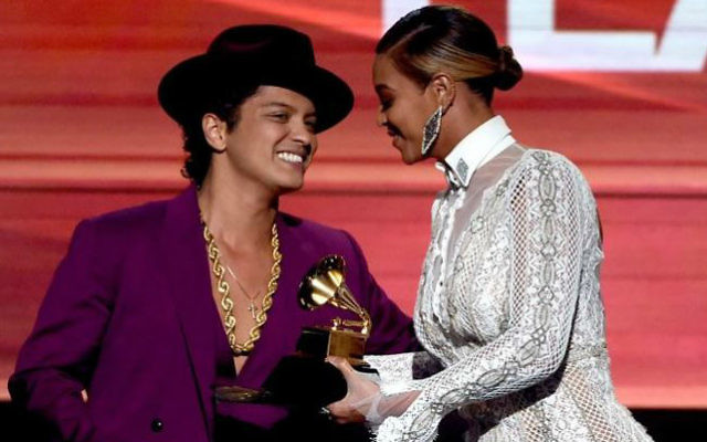 Beyonce présente le meilleur album aux Grammys dans sa robe Inbal Dror aux côtés de Bruno Mars, le 15 février 2016 (Crédit : autorisation Grammy The Recording Academy)