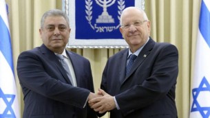 Le nouvel ambassadeur d'Egypte en Israël, Hazem Khairat (à gauche), avec le président Reuven Rivlin à Jérusalem, le 25 février 2016. (Crédit photo: Mark Neiman/GPO)
