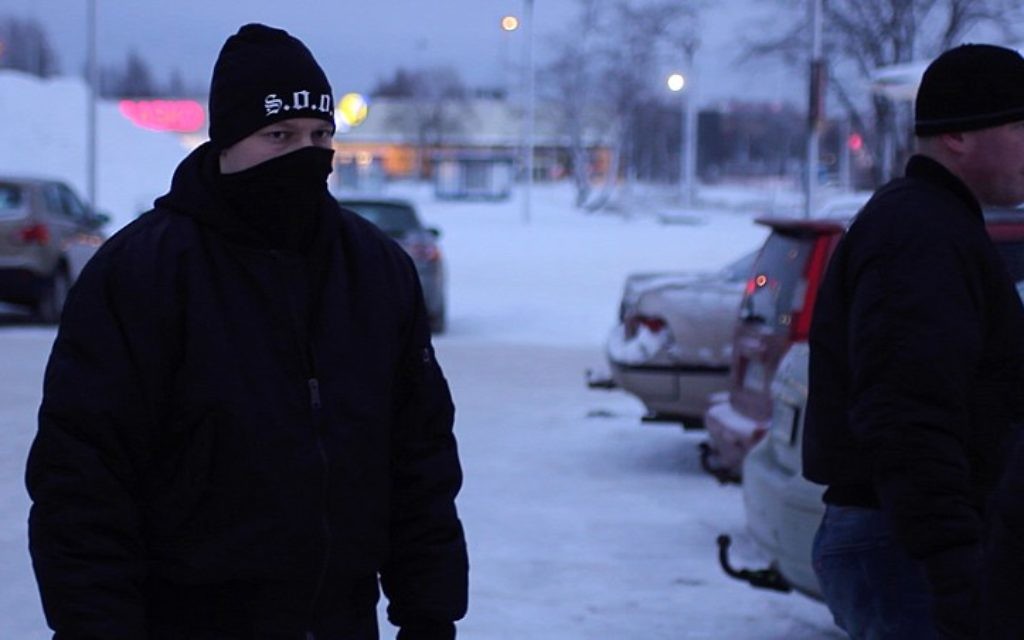 Un groupe d'hommes se faisant appeler les 'Soldats d'Odin', un groupe finlandais néo-nazi qui affirme protéger les habitants des demandeurs d'asile en FInlande, le 5 février 2016 (Crédit : AFP / Sam Kingsley)