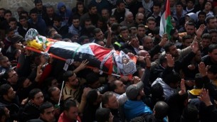 Des Palestiniens portent le corps d'Amjad Abu Omar Sakari, qui a été abattu pendant qu'il menait une attaque contre des soldats israéliens près de l'implantation de Beit El, pendant ses funérailles à Jamain, un village du sud de Naplouse, le 1er février 2016. (Crédit : AFP / JAAFAR ASHTIYEH)