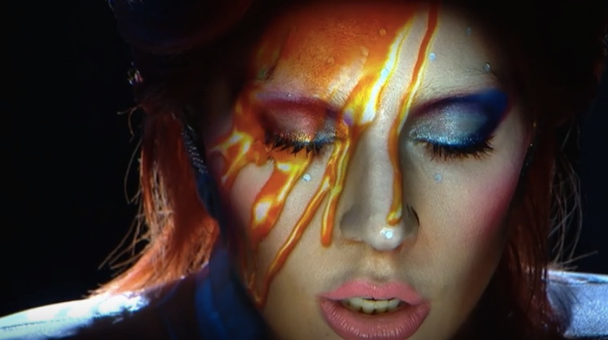 Le 'maquillage' Virtuel qui se déverse sur le visage de Lady Gaga pour former le tatouage éclair de Ziggy Stardust (Crédit : Capture d'écran)