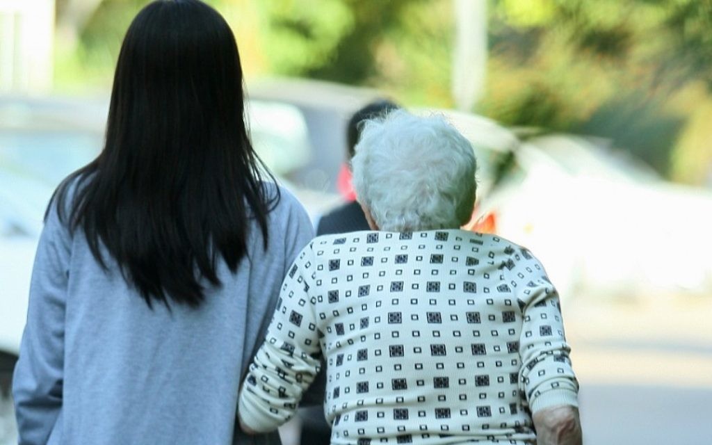 Une aide domestique philippine aide une femme âgée, le 2 novembre 2010. (Crédit : Moshe Shai/Flash90)