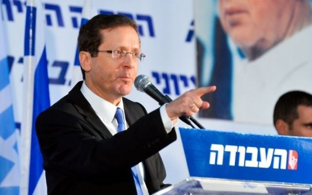 Le chef de file du parti travailliste Isaac pendant une convention du parti à Tel-Aviv, le 7 février 2016. (Crédit : Flash90)