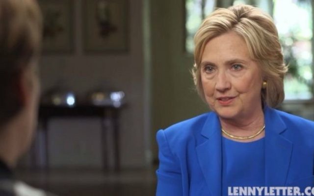 Hillary Clinton interviewée par Lena Dunham pour LennyLetter.com, en septembre 2015. (Crédit : capture d'écran Politico)