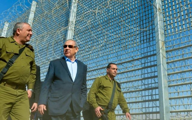Le Premier ministre israélien Benjamin Netanyahu et le chef d'état-major de Tsahal Gadi Eizenkot près de la barrière en construction entre Israël et la Jordanie, le 9 février 2016 (Crédit : Kobi Gideon / GPO)