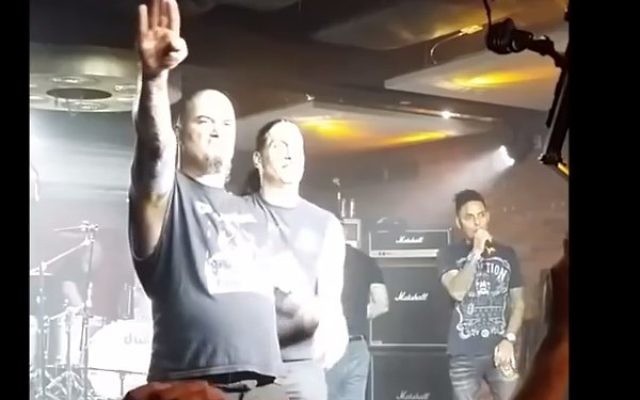 L'ancien chanteur de Pantera Phil Anselmo le 22 janvier 2016 lors d'un spectacle au Lucky Strike Live à Los Angeles, en Californie, en faisant ce qui semblait être un salut nazi en criant les mots « white power » à la foule (Crédit : Capture d'écran YouTube)