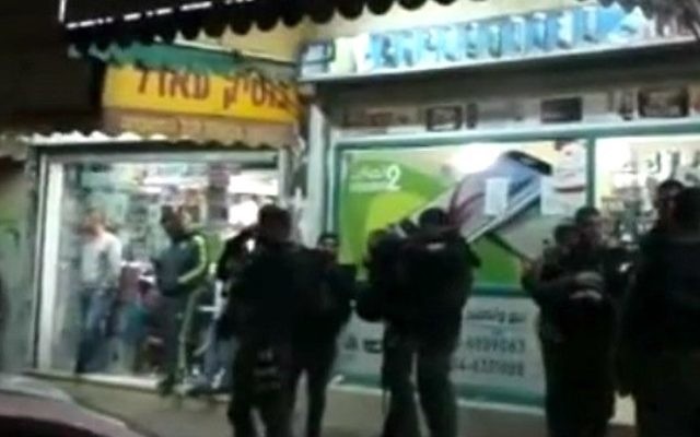 Scène de l'attaque au couteau à Rahat le 6 février 2016 (Crédit : capture d'écran YouTube)