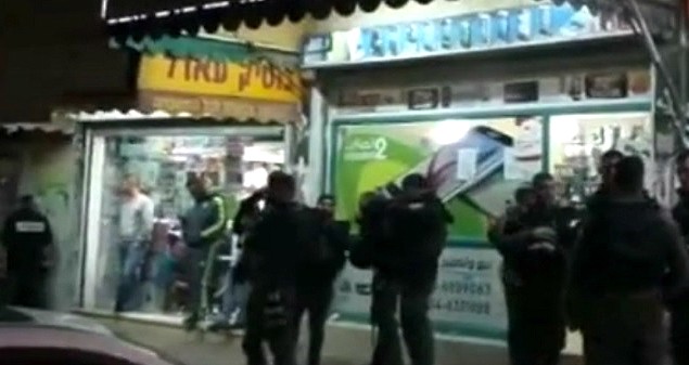 Scène de l'attaque au couteau à Rahat le 6 février 2016 (Crédit : capture d'écran YouTube)