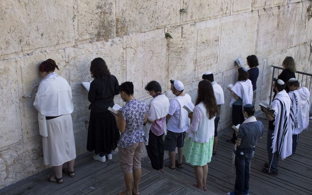 Des Juifs masorti dans l'espace préparé pour la prière mixte à l'Arche de Robinson, au mur Occidental, dans la Vieille Ville de Jérusalem, le 30 juillet 2014.  (Crédit : Robert Swift/Flash90)