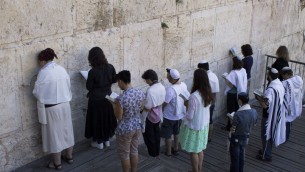Des Juifs masorti prient dans l'espace préparé pour la prière mixte à l'Arche de Robinson dans la vieille ville de Jérusalem, le 30 juillet 2014  (Crédit photo: Robert Swift / Flash90) 