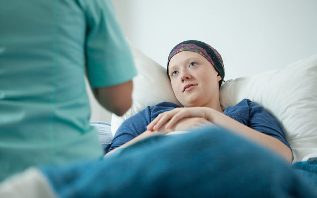 Un médecin avec une patiente atteint d'un cancer. (Crédit : Shutterstock)