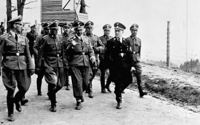 Des officiers SS dont Heinrich Himmler dans le camp de concentration de Mauthausen en 1941 (Crédit : CC-BY-SA-3.0-de, Archives fédérales allemandes)