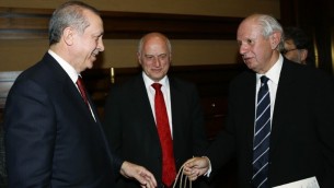 Le président turc Recep Tayyip Erdogan  le 9 février 2016 à Ankara avec une délégation de la Conférence des présidents des principales organisations juives américaines, dirigé par le président de la Conférence  Stephen M. Greenberg  (à droite), et Malcolm Hoenlein, le vice-président (Crédit : Autorisation)