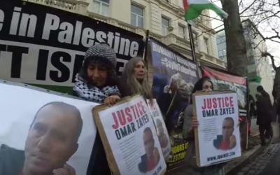 Des manifestants devant l'ambassade de Bulgarie à Londres en janvier 2016 demandant au gouvernement bulgare de ne pas extrader Omar Nayef Zayed à Israël (Crédit : Capture d'écran YouTube)