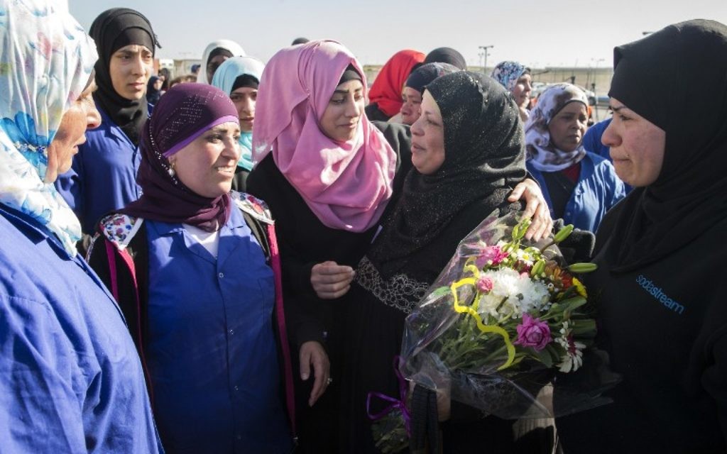Les femmes arabes israéliennes qui assistent au départ d'un collègue palestinien (2ème à droite) de l'usine de SodaStream dans la ville israélienne de Rahat dans le désert du Néguev, le 29 février 2016 (Crédit : AFP / JACK GUEZ)