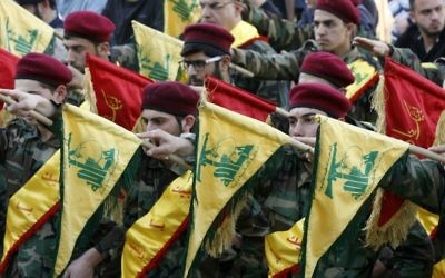 Funérailles d'un membre du Hezbollah qui a été tué en combattant aux côtés des forces du gouvernement Assad en Syrie, le 1er mars 2016. (Crédit : Mahmoud Zayyat/AFP)