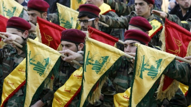 Membres du mouvement chiite libanais Hezbollah lors des funérailles d'un combattant du Hezbollah, qui a été tué en combattant aux côtés des forces du gouvernement syrien en Syrie, le 1er mars 2016. (Crédit : AFP/Mahmoud Zayyat)