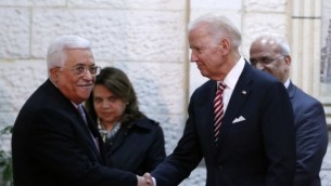 Le vice-président américain Joe Biden (à droite) avec le président de l'Autorité palestinienne Mahmoud Abbas pendant une rencontre à Ramallah, en Cisjordanie, le 9 mars 2016. (Crédit : AFP/Abbas Momani)
