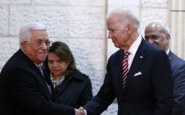Le vice-président américain Joe Biden (à droite) avec le président de l'Autorité palestinienne Mahmoud Abbas pendant une rencontre à Ramallah, en Cisjordanie, le 9 mars 2016. (Crédit : AFP/Abbas Momani)