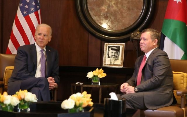 Joe Biden (g) et le roi Abdallah II de Jordanie, le 10 mars 2016 à Amman (Crédit : KHALIL MAZRAAWI / AFP)