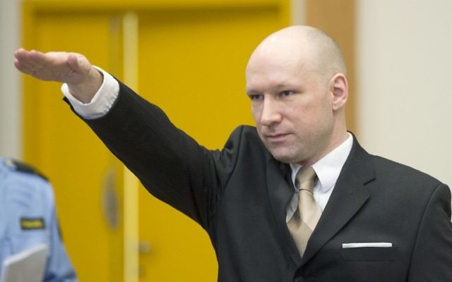 Anders Behring Breivik faisant un salut nazi à son arrivée à son procès contre l'État, le 15 mars 2016. (Crédit : Jonathan Nackstrand/AFP)