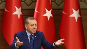 Le président turc Recep Tayyip Erdogan lors d'un discours adressé aux mukhtars (dirigeants des gouvernements locaux) au complexe présidentiel d'Ankara, le 16 mars 2016. (Crédit : AFP/Adem Altan)