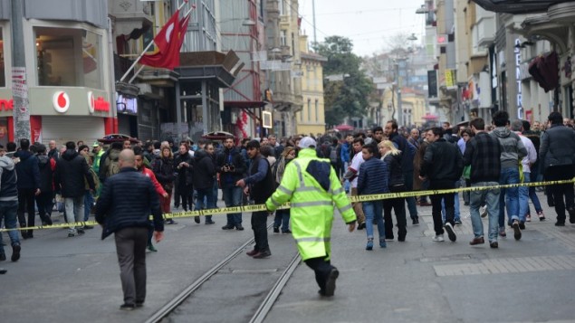 La police turque éloigne les gens après une explosion dans une rue piétonne et commerçante à Istanbul le 19 mars 2016. (Crédit : AFP / Bulent KILIC)