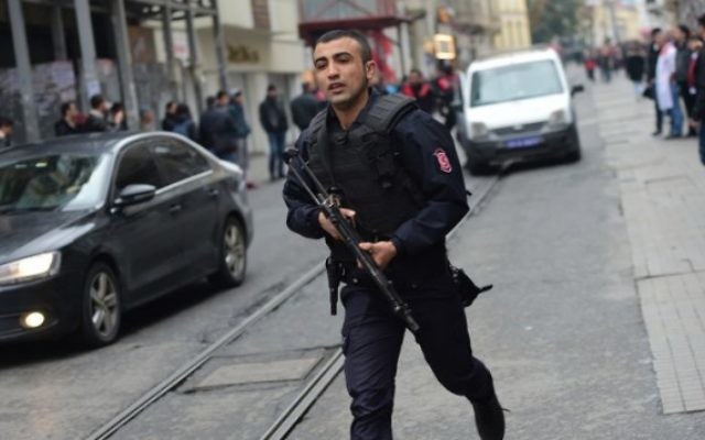 Un policier turc après une explosion sur l'avenue piétonne Istiklal d'Istanbul, le 19 mars 2016. (Crédit : AFP / Bulent KILIC)