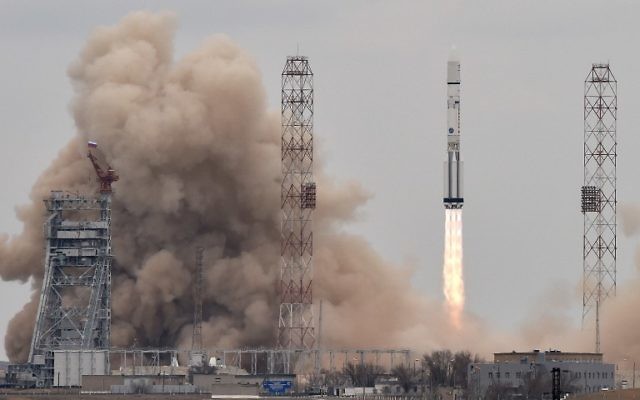 Une fusée Proton-M russe transportant l'engin spatial ExoMars 2016 hors de la rampe de lancement au cosmodrome de Baïkonour le 14 mars 2016 (Crédit : AFP PHOTO / KIRILL KUDRYAVTSEV)