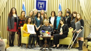 Nechama Rivlin avec des victimes d'agressions sexuelles, le 7 mars 2016 à Jérusalem (Crédit : Autorisation du porte-parole du président)