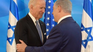 Joe Biden et Benjamin Netanyahu, le 9 mars 2016 à Jérusalem (Crédit : עמוס בן גרשום, לע״מ)
