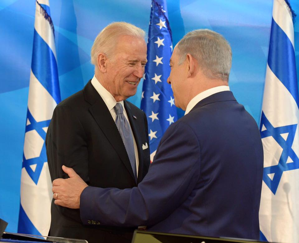 Joe Biden et Benjamin Netanyahu, le 9 mars 2016 à Jérusalem (Crédit : עמוס בן גרשום, לע״מ)