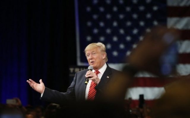 Le candidat républicain à la présidentielle Donald Trump s'adresse à ses partisans pendant un meeting au centre de convention de Tampa, en Floride, le 14 mars 2016. (Crédit : Brian Blanco/Getty Images/AFP)