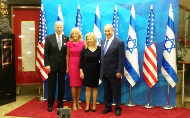 Les couples Biden et Netanyahu à Jérusalem, le 9 mars 2016 (Crédit : Raphael Ahren/Times of Israel)
