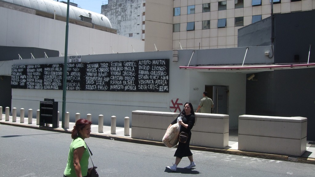 Le centre communautaire juif AMIA à Buenos Aires, Argentine, site d'un attentat terroriste qui a fait 85 morts et des centaines de blessés en 1994. (Crédit : andy sternberg/CC BY/Flickr)