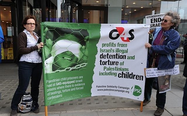 Des manifestants qui protestent contre le G4S en face de leurs bureaux en Angleterre (Crédit : CC BY Stephen Sizer / Palestine Solidarity Campaign, Flickr)