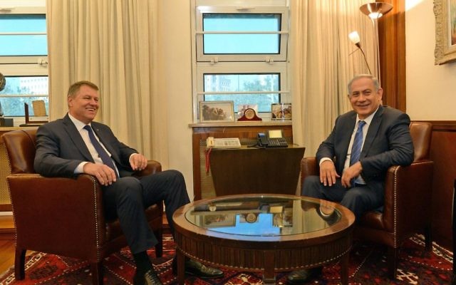 Benjamin Netanyahu et Klaus Werner Iohannis à Jérusalem, le 7 mars 2016 (Crédit : חיים צח)
