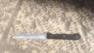 Le couteau utilisé par une Palestinienne pour attaquer un groupe de la police des frontières dans la Vieille Ville de Jérusalem le 8 mars 2016. (Crédit : police israélienne)