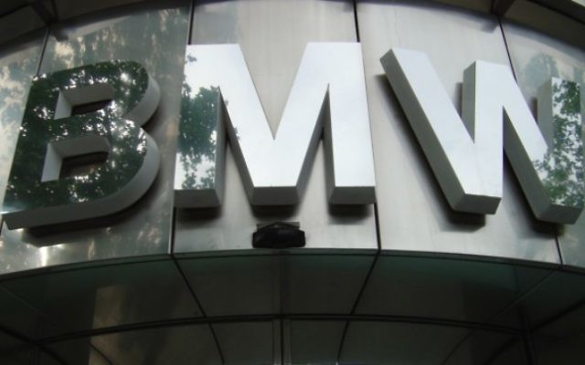 Le logo de BMW devant un magasin du groupe à Berlin. (Crédit : CC BY Mangan 2002, Wikimedia Commons)