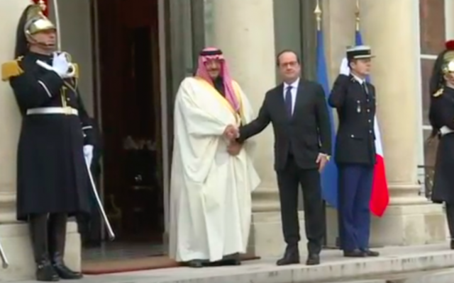 Mohammed ben Nayef et François Hollande à l'Élysée, le 4 mars 2016 (Crédit : Capture d’écran YouTube/AFP)a