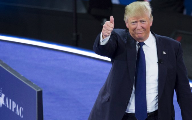 Le candidat républicain à la présidentielle américaine Donald Trump à son arrivée sur la scène de la conférence politique annuelle de l'AIPAC au centre Verizon de Washington, le 21 mars 2016. (Crédit : AFP/Saul Loeb)