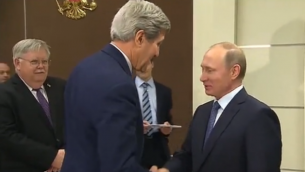 John Kerry (g) et Vladimir Poutine en mai 2015 (Crédit : capture d'écran Telegraph UK)