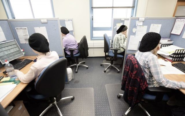 les femmes ultra-orthodoxes travaillant dans une société israélienne spécialisée en haute technologie (Crédit : Abir Sultan / Flash90)