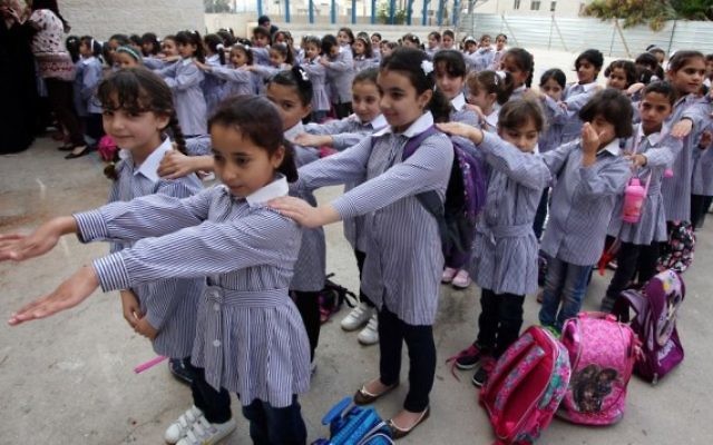 Des écolières palestiniennes le jour de la rentrée scolaire à Ramallah, en Cisjordanie, le 25 août 2013. (Crédit : Issam Rimawi/Flash90)