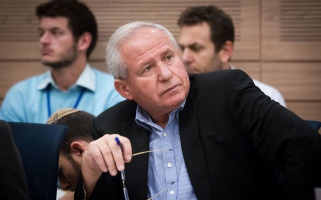 Avi Dichter pendant une réunion de la Knesset, le 19 novembre 2015. (Crédit : Miriam Alster/Flash90)