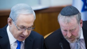 Le Premier ministre Benjamin Netanyahu (à gauche) avec Avichai Mandelblit, qui était alors secrétaire du cabinet, pendant une réunion du cabinet à Jérusalem, le 20 décembre 2015. (Crédit : Yonatan Sindel/Flash90)