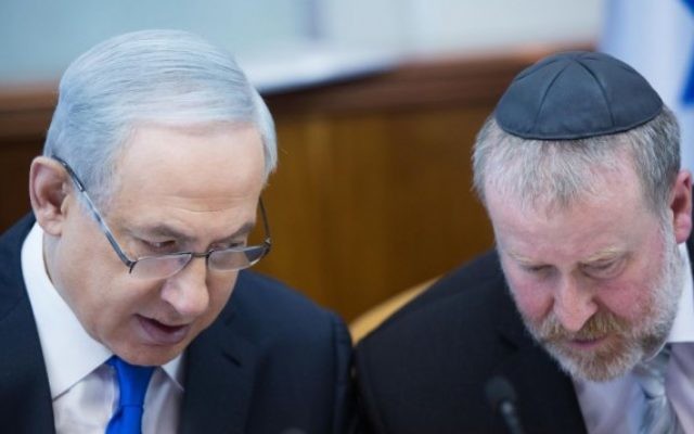 Le Premier ministre Benjamin Netanyahu (à gauche) avec Avichai Mandelblit, alors secrétaire du cabinet, pendant une réunion du cabinet à Jérusalem, le 20 décembre 2015. (Crédit : Yonatan Sindel/Flash90)
