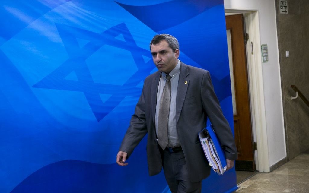 Zeev Elkin arrive à la réunion hebdomadaire du cabinet, au bureau du Premier ministre à Jérusalem, le 14 février 2016. (Crédit : Olivier Fitoussi/Pool)